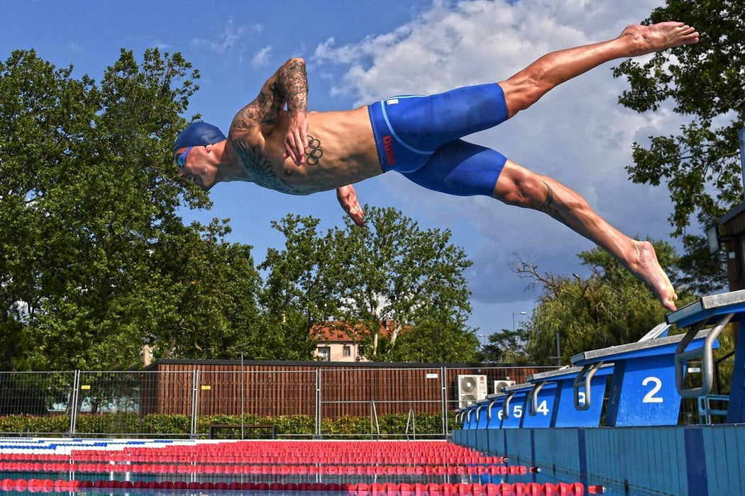 Arena Tracks Mirror Swimming Goggles in White / Red for Watertight Performance